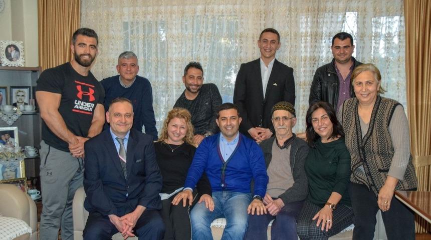 Kuşadası’nın yeni başkanı ayağının tozuyla ev ziyaretlerine başladı