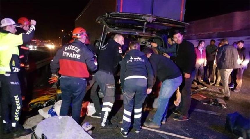 TEM Otoyolu'nda feci kaza! TIR ile minibüs çarpıştı: Çok sayıda ölü ve yaralı var