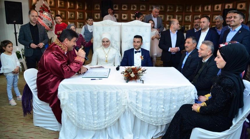 Başkan Oğuz ilk nikahını kıydı