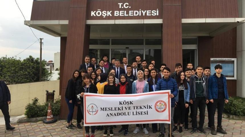 Robot yarışmasına katılacak &ouml;ğrencileri, Başkan G&uuml;ler yolcu etti