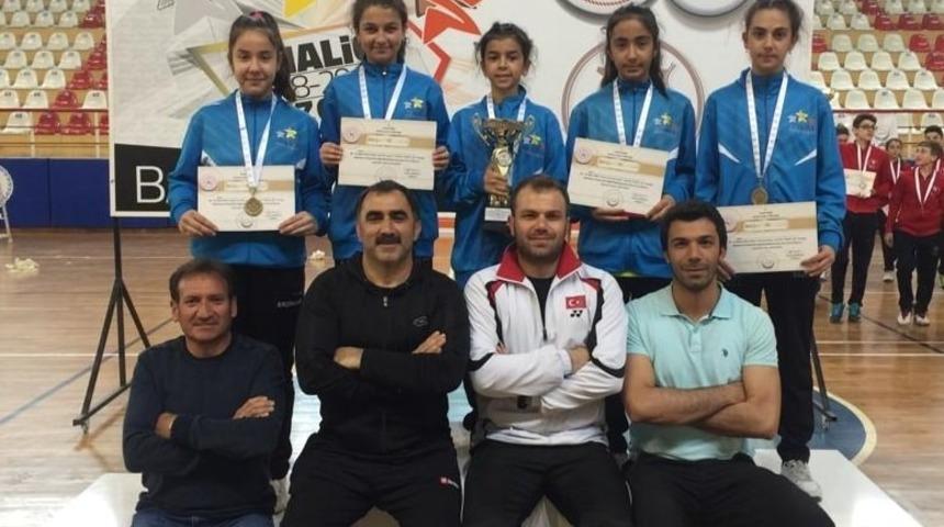 Badminton kız takımı T&uuml;rkiye şampiyonu oldu