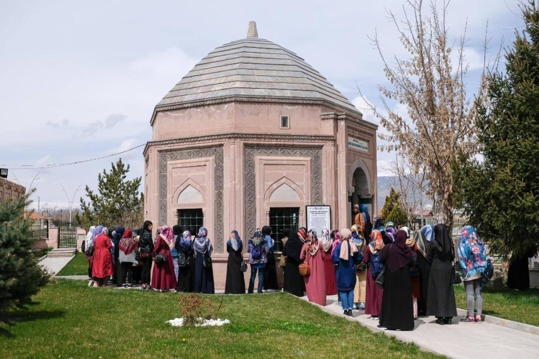 &Ouml;ğrenciler Erzincan&rsquo;ın manevi &ouml;nderlerini tanıyorlar