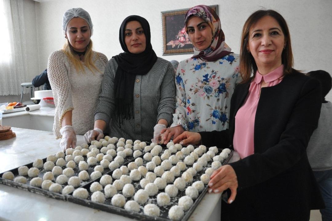 (&Ouml;zel) Y&uuml;ksekovalı kadınlar İngilizce ve işaret dili &ouml;ğreniyor