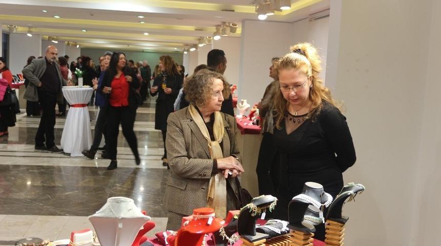 El emeği takılar g&ouml;r&uuml;c&uuml;ye &ccedil;ıktı