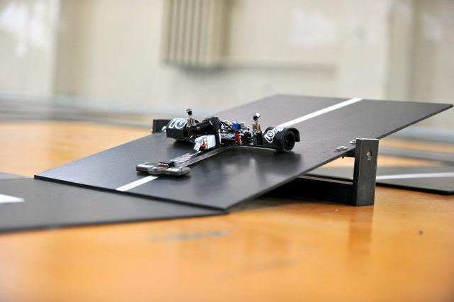 Lise öğrencileri çizgi takip edebilen robotik yarış arabası geliştirdi
