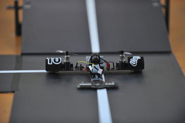 Lise öğrencileri çizgi takip edebilen robotik yarış arabası geliştirdi