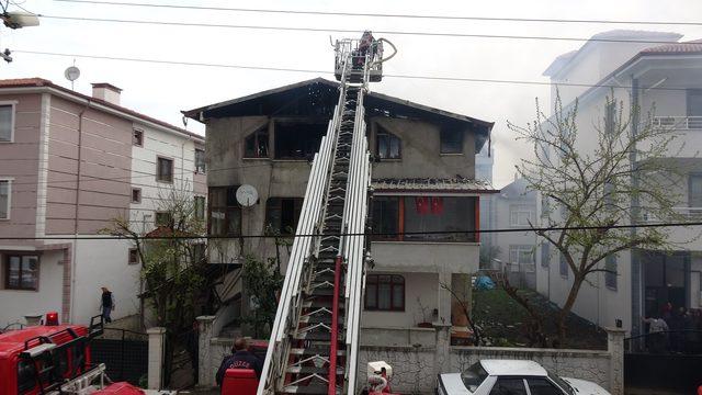 Yufka yaparken çatıyı yaktılar