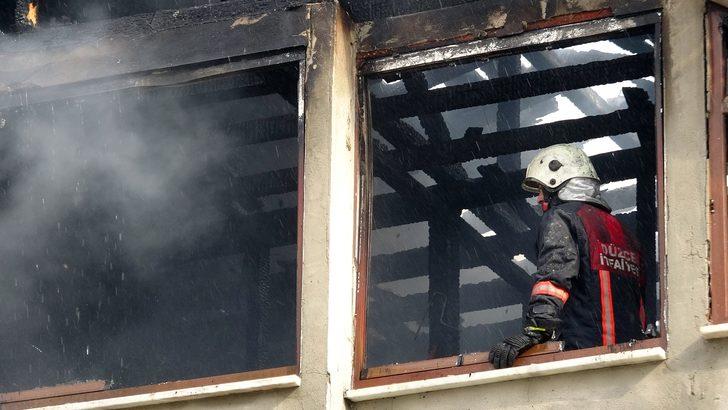 Yufka yaparken çatıyı yaktılar G4