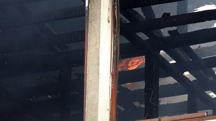 Yufka yaparken çatıyı yaktılar G5