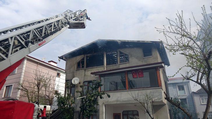 Yufka yaparken çatıyı yaktılar G2