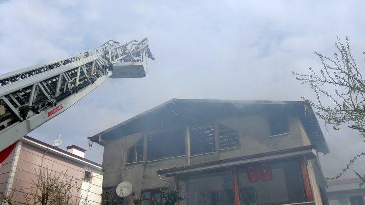 Yufka yaparken çatıyı yaktılar G1