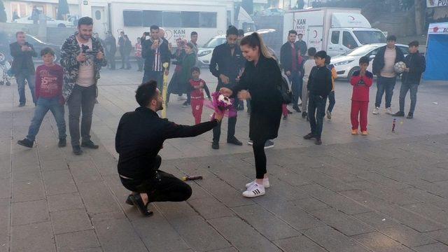 Cumhuriyet Meydanı’nda sürpriz evlilik teklifi