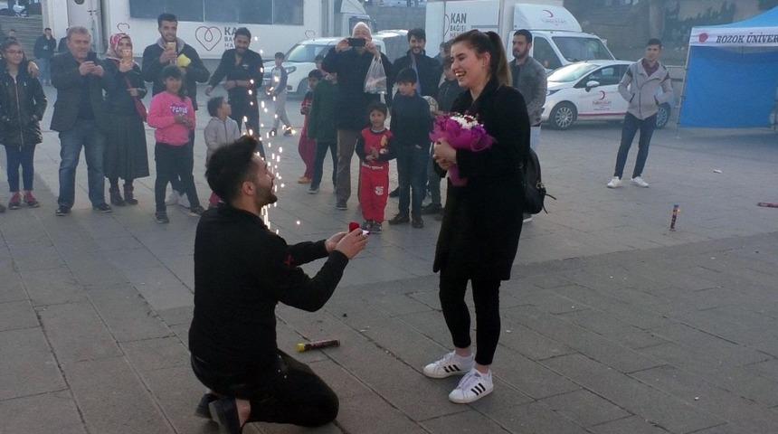 Cumhuriyet Meydanı&rsquo;nda s&uuml;rpriz evlilik teklifi