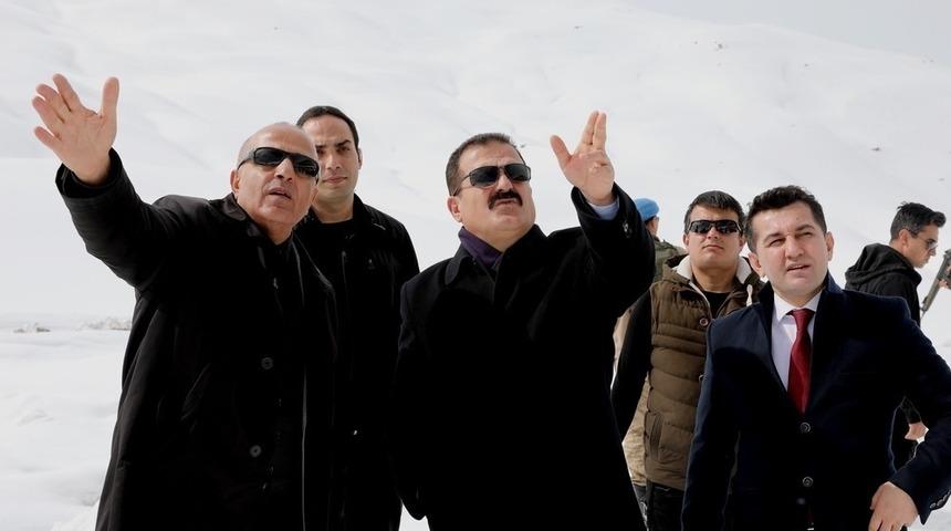 Vali Akbıyık, 2 bin 500 rakımdaki kayak merkezinde incelemelerde bulundu