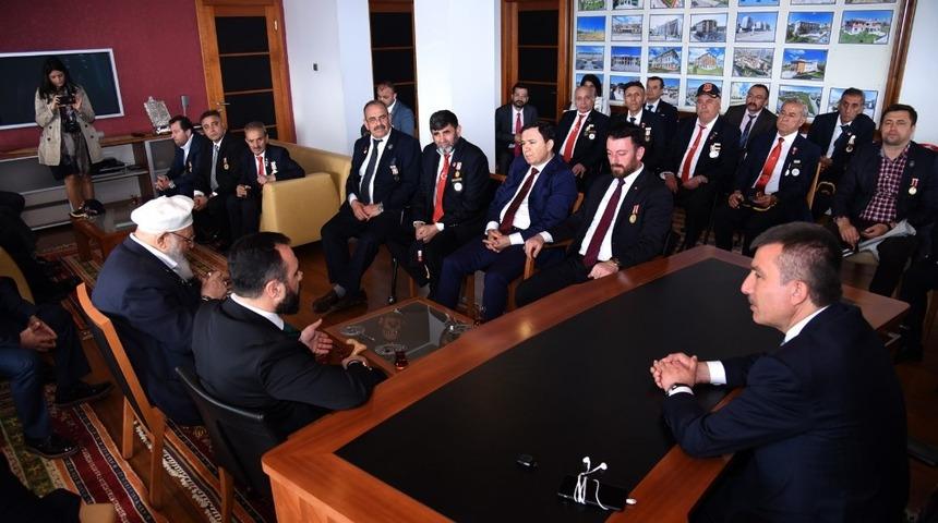 İlk ziyaret şehit aileleri ve gazilerden