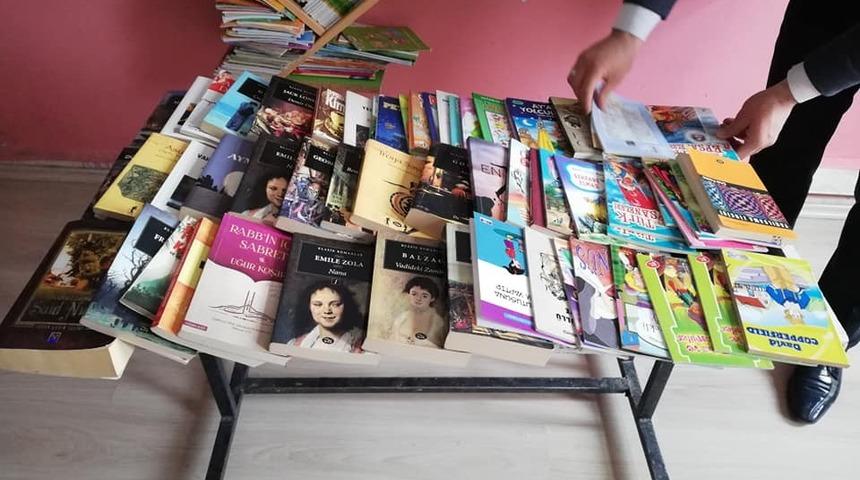 Müdür yardımcısı kütüphanesini okula bağışladı