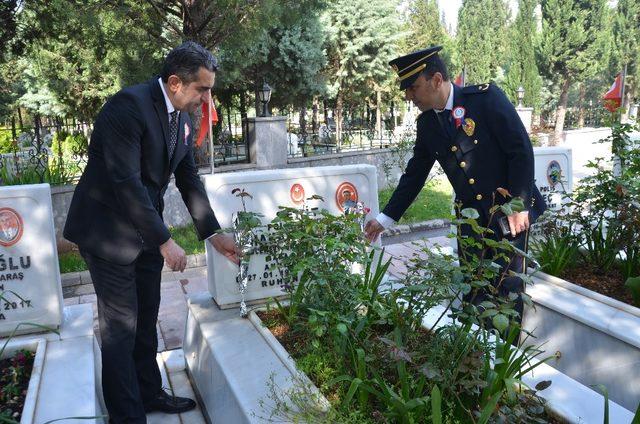 Polis teşkilatından şehitliğe ziyaret