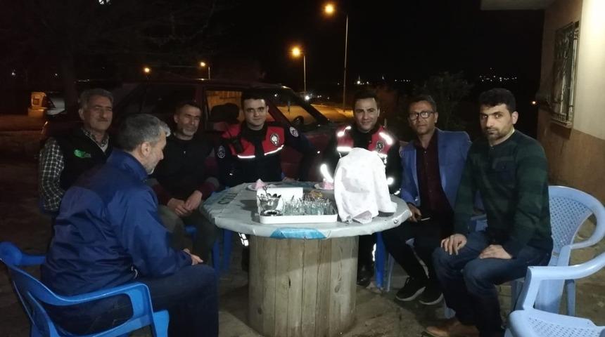 Mahalle sakinlerinden polise yaş pasta