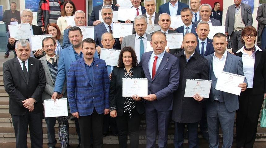 Turgutlu&rsquo;nun yeni başkanı &Ccedil;etin Akın mazbatasını aldı