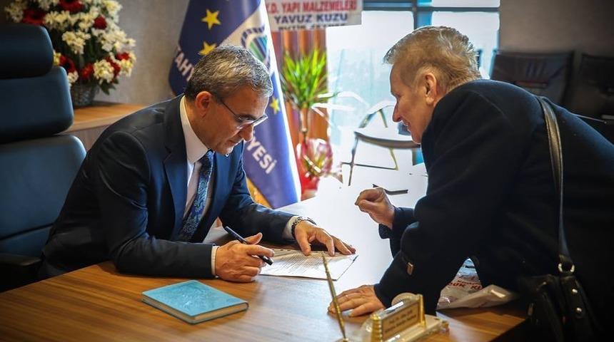 Başkan Işık, vatandaşların tebriklerini kabul ediyor