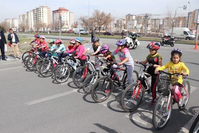 Öğrenciler dereceye girmek için pedal çevirdi