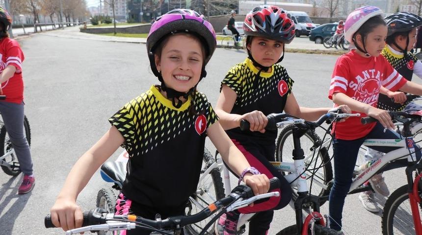 &Ouml;ğrenciler dereceye girmek i&ccedil;in pedal &ccedil;evirdi