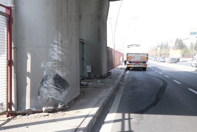 Sürücüsü kalp krizi geçiren tır, köprü ayağına çarptı