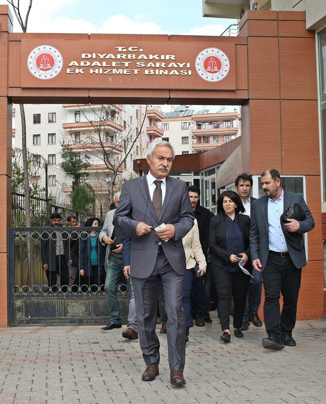 Diyarbakır'da HDP'liler mazbatalarını almak için Seçim Kurulu'na başvurdu