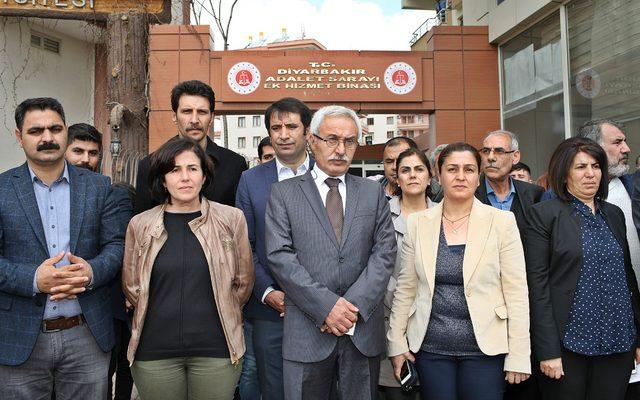 Diyarbakır'da HDP'liler mazbatalarını almak için Seçim Kurulu'na başvurdu