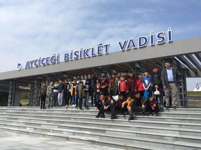 Genç sürücüler Ayçiçeği Bisiklet Vadisinde