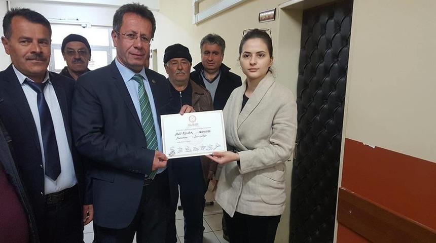 Sarıveliler’de Halil Kulak mazbatasını aldı