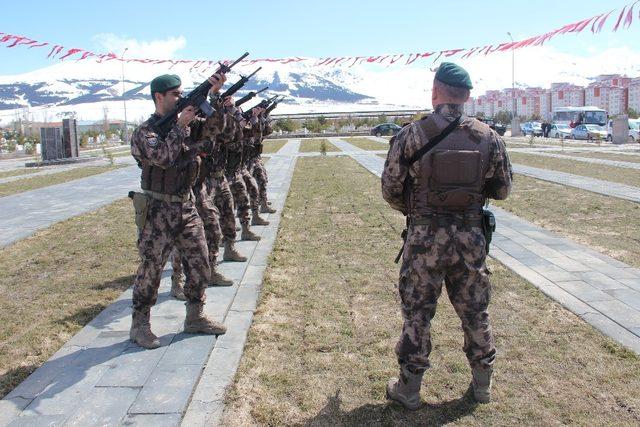 Şehitler mezarları başında anıldı