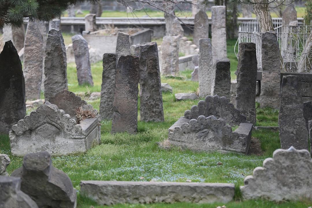 'Milletlerin tapu senedi' mezar taşları