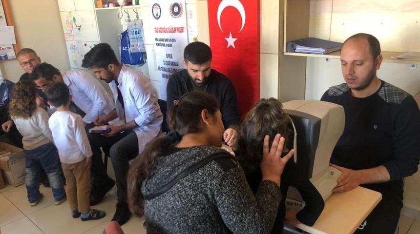 Midyat’ta gönüllü hekimler öğrencilere diş ve göz taraması yaptı