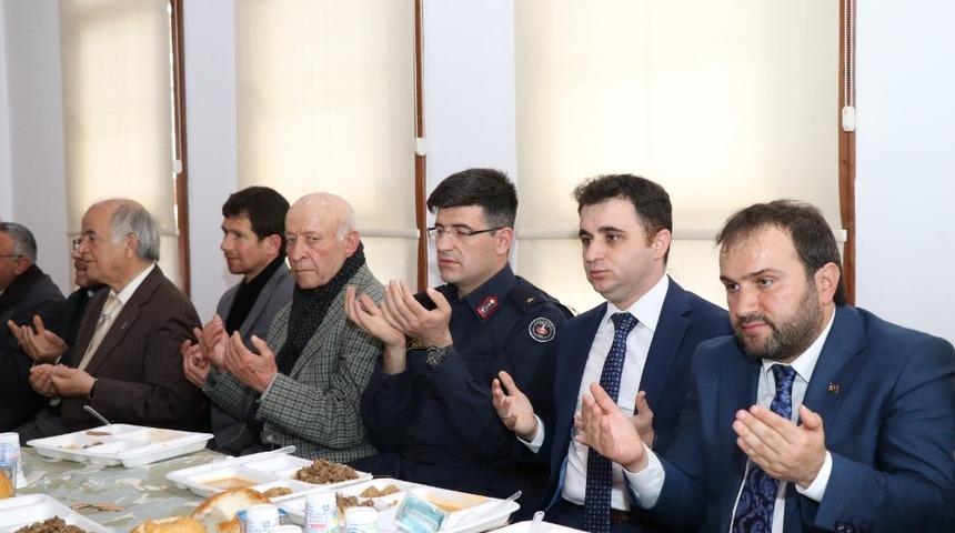 Akseki Belediye Başkanı &Ouml;zkan, mevlit okutup yemek verdi