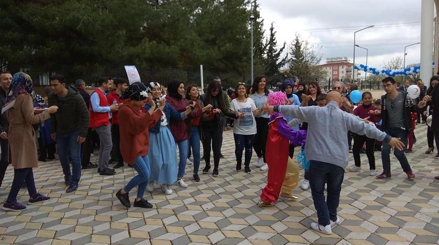 Otizmliler g&ouml;n&uuml;llerince eğlendi