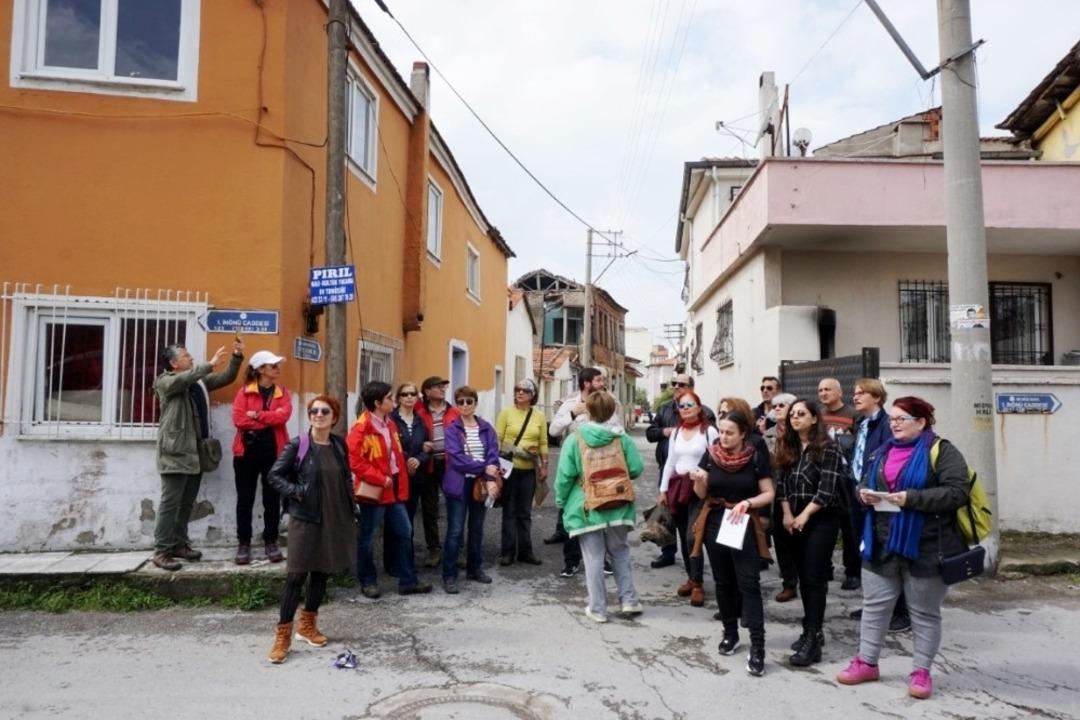 Burhaniye&rsquo;de tarih meraklıları kent turu d&uuml;zenledi