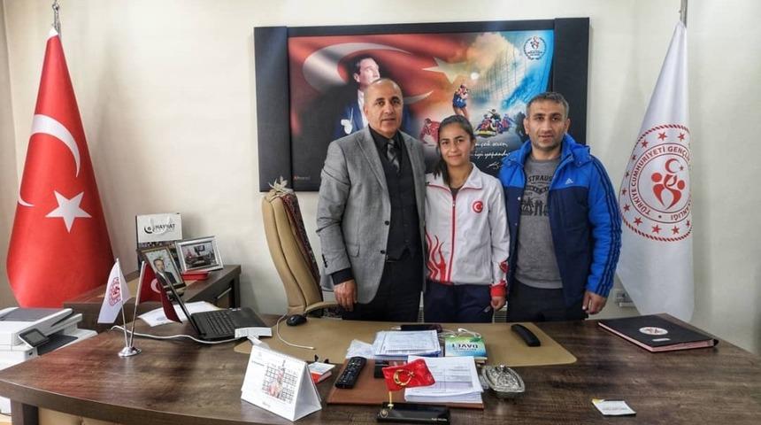 M&uuml;d&uuml;r G&uuml;ldal başarılı sporcuyu tebrik etti