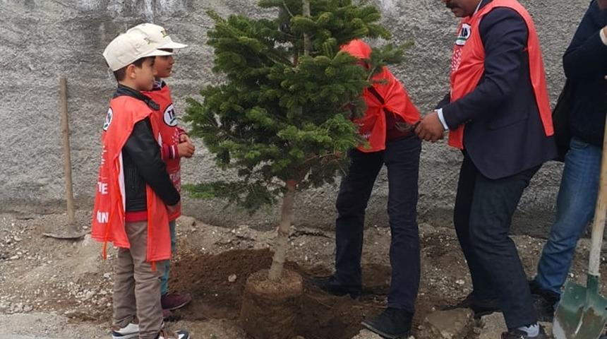 Minik &ouml;ğrenciler fidanları toprakla buluşturdu