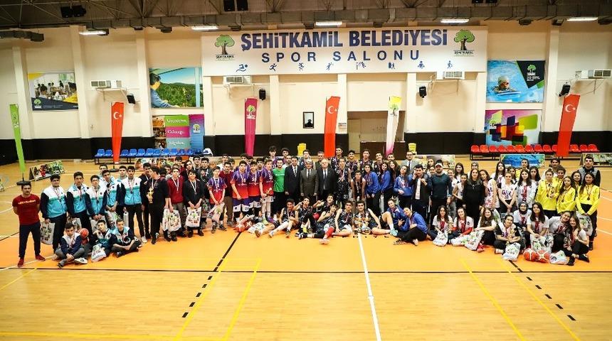 Liseli gen&ccedil;ler potada kupa sevinci yaşadı