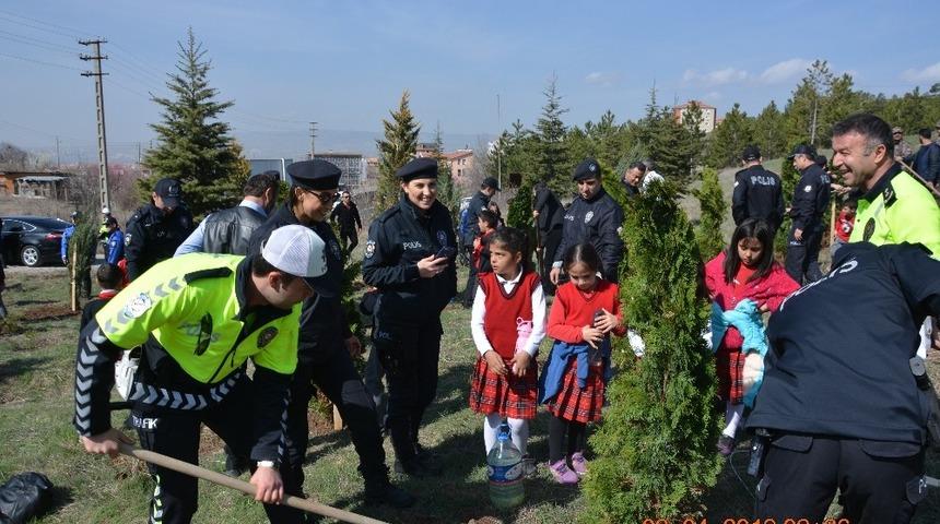 Polisler öğrenciler fidan dikti
