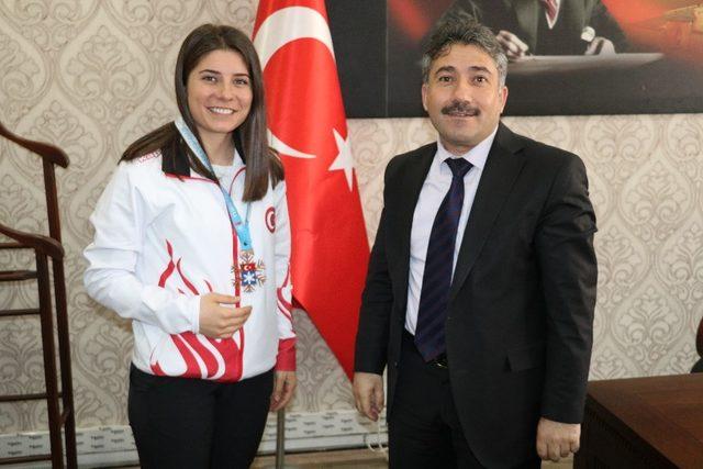 Başarılı sporcuya altın ödülü