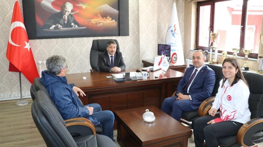 Başarılı sporcuya altın &ouml;d&uuml;l&uuml;