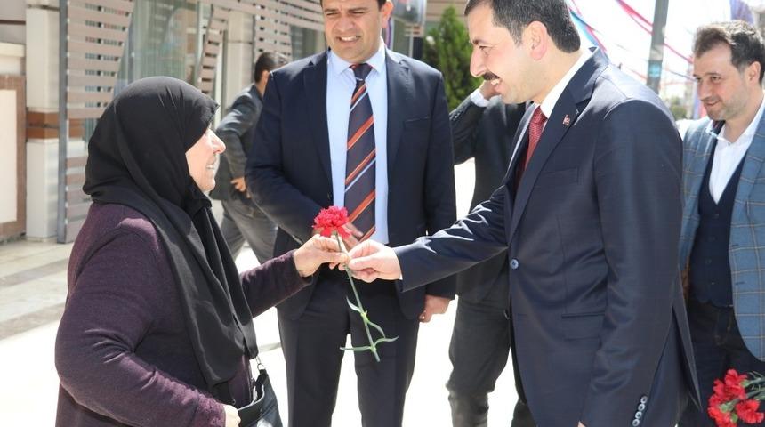 Baydilli esnafa karanfil dağıttı