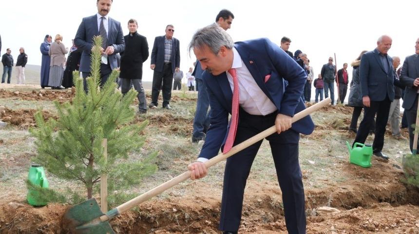 Rekt&ouml;r Bağlı Şehit Polis memuru Semih Turgut anısına fidan dikti