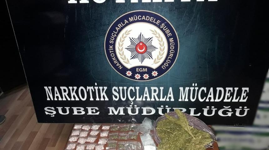 K&uuml;tahya&rsquo;da 500 gram esrar ile 600 adet uyuşturucu hap ele ge&ccedil;irildi