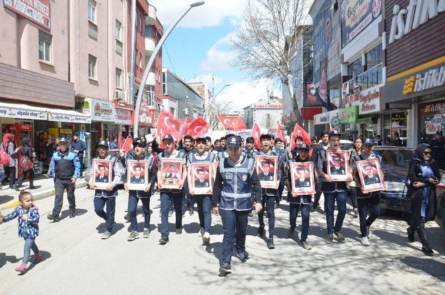 Öğrenciler, polisler için yürüdü