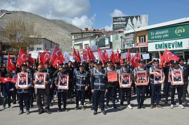 Öğrenciler, polisler için yürüdü