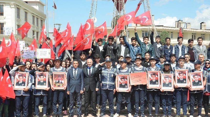 &Ouml;ğrenciler, polisler i&ccedil;in y&uuml;r&uuml;d&uuml;