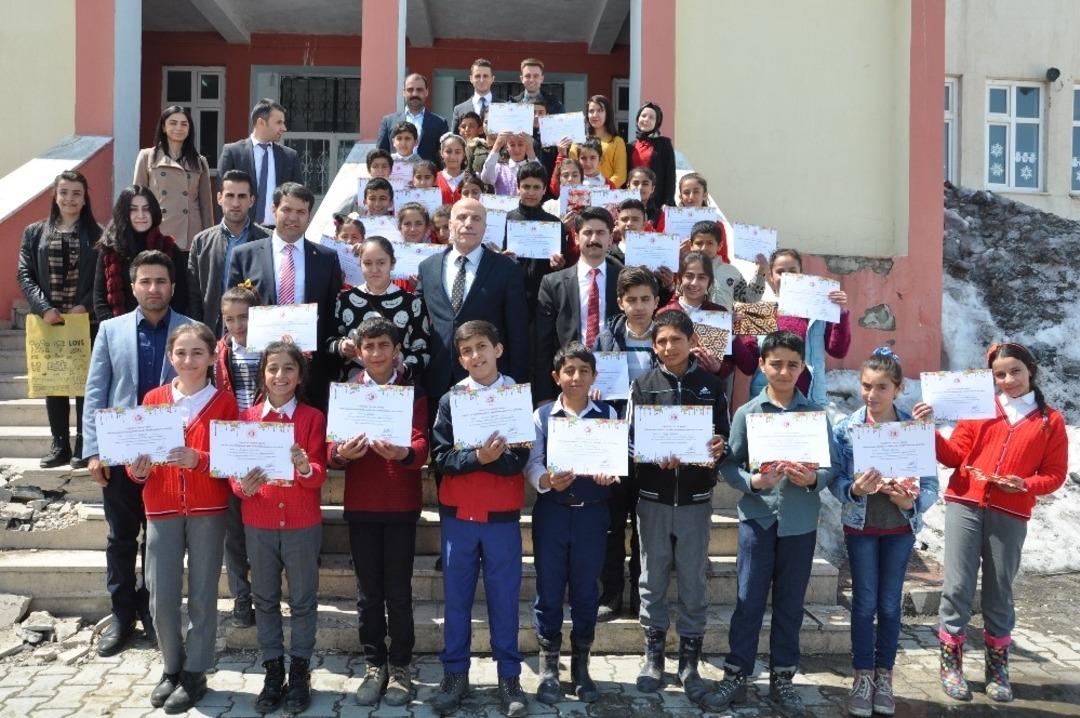 Y&uuml;ksekova&rsquo;da 28 &ouml;ğrenciye &lsquo;T&uuml;ketici ve T&uuml;ketim&rsquo; &ouml;d&uuml;l&uuml;